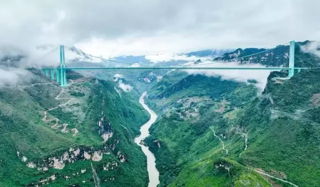 Çin'den Mühendislik Şaheseri: Huajiang Kanyon Köprüsü Rekorları Alt Üst Etti