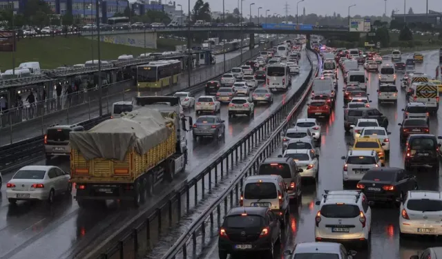 İstanbul’da Haftanın İlk Sabahı Felç! Yağmurla Gelen Trafik Kabusu Yüzde 81’e Ulaştı