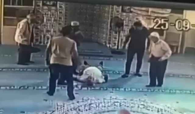 Cami Şok Oldu! Namazdan Sonra Bir Anda Yere Yığıldı, Kameralar Kaydetti