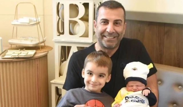 Oyuncu Emre Karayel'den Çocuklarıyla Doğum Gününe Özel Poz