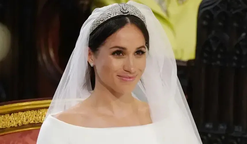 2. Elmas Bandeau Tacı: Yaklaşık 2 milyon 204 bin 300 Dolar

Meghan Markle'ın düğünü sırasında taktığı taç olarak biliniyor.  Taç, aslen 1893'te kraliçenin broşu olarak takılan bir orta taştan dallanan 11 elmas bölüm içeriyor.  