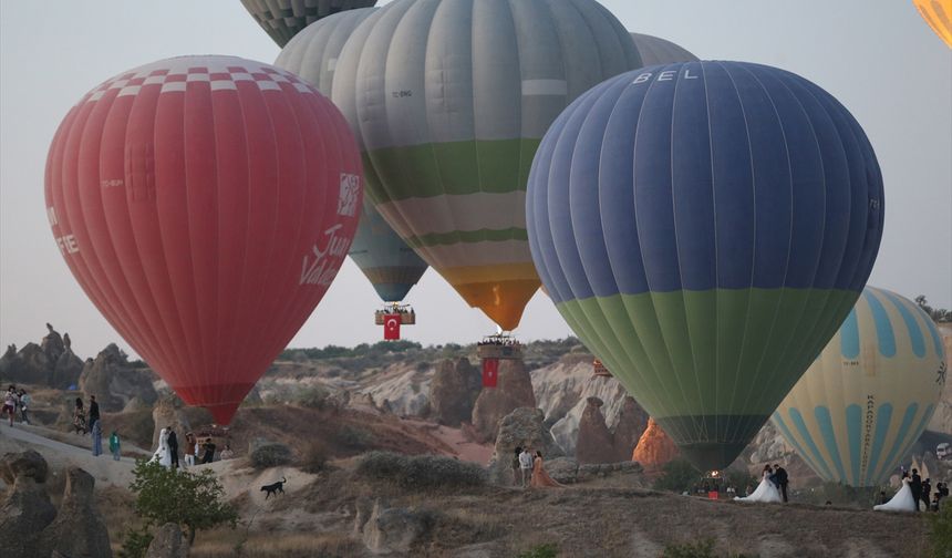 Sıcak hava balonu pilotlarından Yasin Özdemir, bu özel günde bayrakları gökyüzüne taşımanın büyük bir mutluluk olduğunu belirtti. 