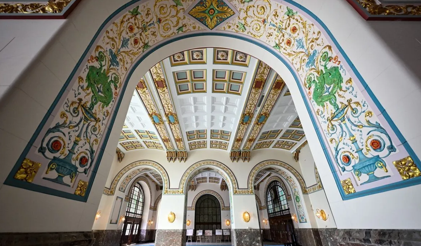 Talihsizliklerin peşini bırakmadığı Haydarpaşa Garı'nın, 2010'da çıkan yangında çatısının orta ve kuzey kısımları yandı. 2016'da başlatılan restorasyon çalışmaları kapsamında büyük hasar gören çatı katı ve bekleme salonu aslına uygun şekilde tamamlandı. Gar binasının dış cephelerinde ve müştemilat yapısında ise çalışmalar devam ediyor.