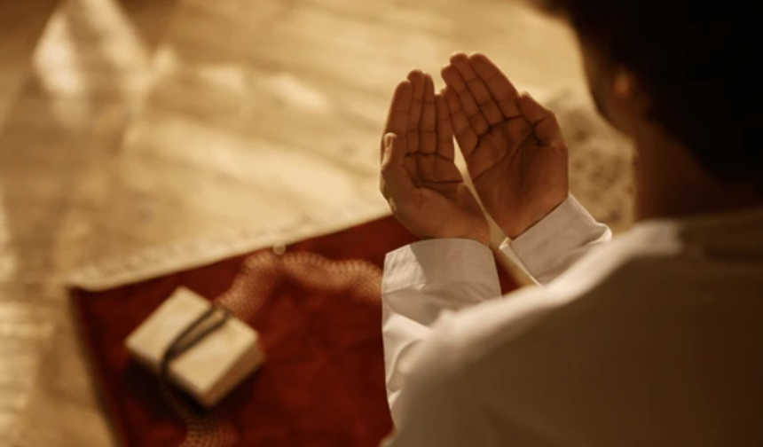 Kim Cuma gecesi, Fatiha ile 15 kere İzâ Zülzile suresini okuyarak iki rekat namaz kılarsa, Allah onu kabir azabından, kıyametin dehşetli anlarından korur.

Cuma günü sela ile ezan arasında cuma suresinin 9 – 10- 11. ayetleri 3 kere okunursa o hafta içinde eline helal para geçer

Cuma günü 80 salevat getirenin, 80 yıllık günahı affolur.

Cuma günü veya gecesi Duhan suresini okuyana Cennette bir köşk ihsan edilir.

Cuma gecesi Yasin suresini okuyanın, günahları affedilir.

Cuma günü gusledenin günahları affolur.

Cuma günü sabah namazından önce, "Estagfirullahelazim ellezi la ilahe illa hüvel hayyel kayyume ve etubü ileyh" okuyanın, deniz köpüğü kadar da olsa günahları affolur.

Cuma günü akşama doğru “Yâ Veliyy” ism-i şerifini okuyanların hayırlı dilekleri kabul olunur.

Cuma gecesi 1000 defa “Yâ Muhsî” ism-i şerifini okuyanın kıyamet gününde hesabı kolay olur.

Cuma günü 1000 defa “Yâ Vâlî” ism-i şerifini okuyarak dua edenin duası kabul olur, işleri kolaylaşır.

10 hafta süreyle Cuma günleri onar defa “Yâ Ganiyy, Yâ Muğni” ism-i şeriflerini okuyan zengin olur.
