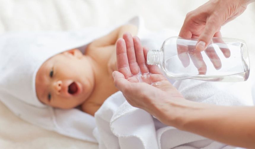 CİLT SORUNLARININ HAFİFLETİLMESİNE DESTEK VERİR

Bebek masajı, bebeklerin rahatlamasına, uyumasına ve bağışıklık sistemlerinin güçlenmesine yardımcı olabilir. Bebek yağı, bu masaj işlemi için ideal bir seçenektir. Bebeğinizin cildine nazikçe masaj yaparak kaslarını rahatlatabilirsiniz. Bebek yağı, bebeklerde yaygın olarak görülen pişik gibi cilt sorunlarının hafifletilmesine yardımcı olabilir. Anti-inflamatuar özellikleri sayesinde tahriş olmuş cildi yatıştırabilir.
