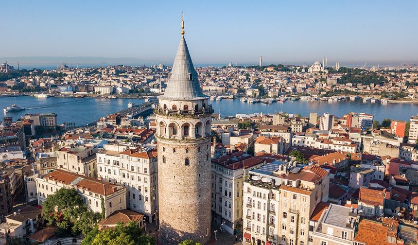 İstanbul
Toplam nüfüsu 15 milyon 907 bin 951 kişi olan İstanbul, 2022 yılında 385 bin 294 kişi göç alırken 418 bin 82 kişi göç verdi. Net göç sayısı -32 bin 788 olarak gerçekleşen ilde net göç hızı binde -2,1 oldu.
