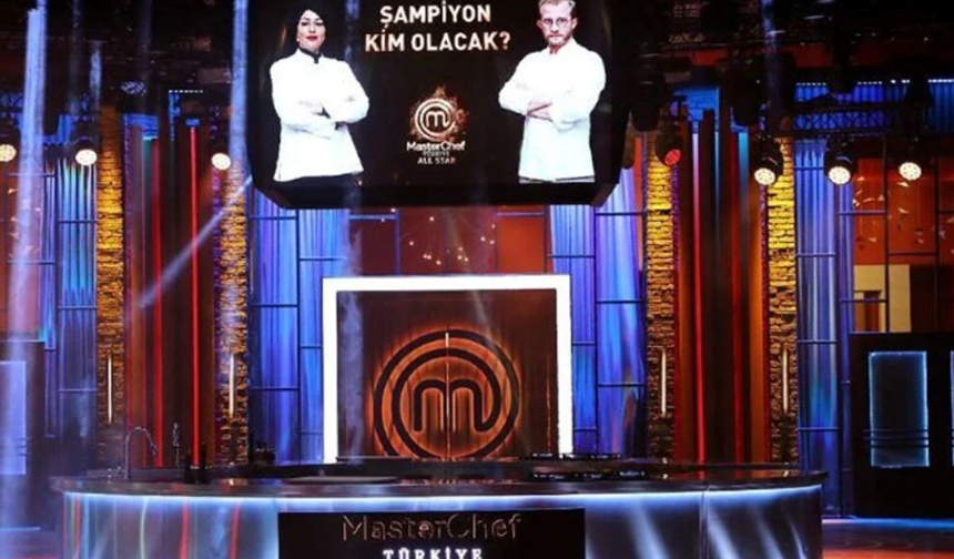 Jüri üyelerinden 69,5 puan alarak şampiyon olan Esra, duygularını dile getirdi ve kendisini destekleyen arkadaşlarına teşekkür etti.