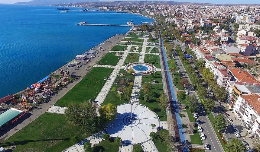 Tekirdağ
Toplam nüfüsu 1 milyon 142 bin 451 kişi olan Tekirdağ, 2022 yılında 63 bin 354 kişi göç alırken 37 bin 969 kişi göç verdi. Alınan göçten verilen göç sayısı çıkarılarak bulunan net göç sayısı 25 bin 385 kişi olarak gerçekleşen ilde net göç hızı binde 22,5 oldu.
