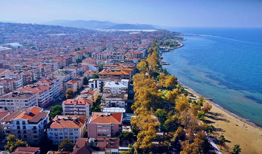 Yalova
Toplam nüfüsu 296 bin 333 kişi olan Yalova, 2022 yılında 18 bin 466 kişi göç alırken 12 bin 7 kişi göç verdi. Net göç sayısı 6 bin 459 kişi olarak gerçekleşen ilde net göç hızı binde 22 oldu.