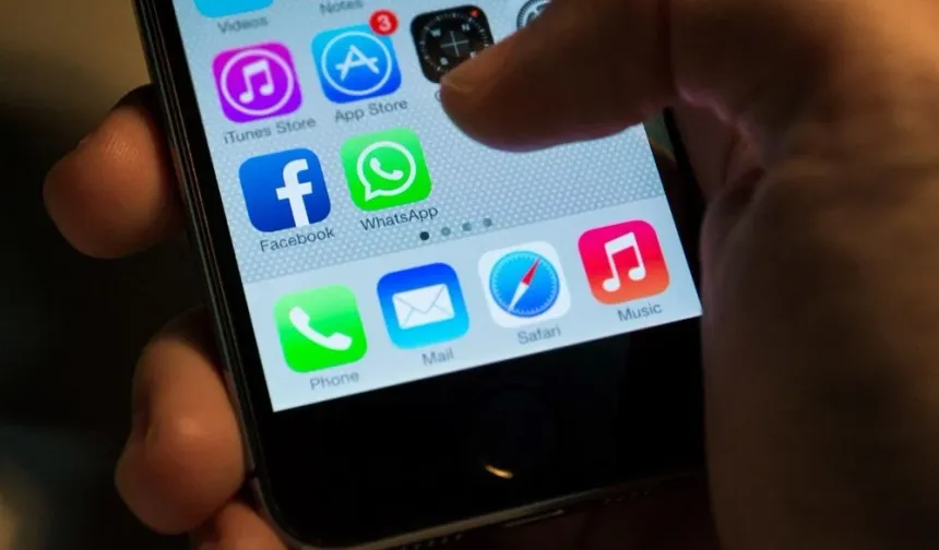 1. Durum Güncellemelerine Müzik Ekleme
WhatsApp'ın test aşamasındaki en dikkat çekici özelliklerinden biri olan müzik ekleme seçeneği, kullanıcıların durum güncellemelerini daha etkileyici hale getirmeyi amaçlıyor. Instagram Hikayeleri’ne benzer şekilde, WhatsApp kullanıcıları da durumlarına sevdikleri bir şarkıyı ekleyebilecek. Bu özellik, paylaşımlarda duyguları daha güçlü ifade edebilmeyi sağlayacak.