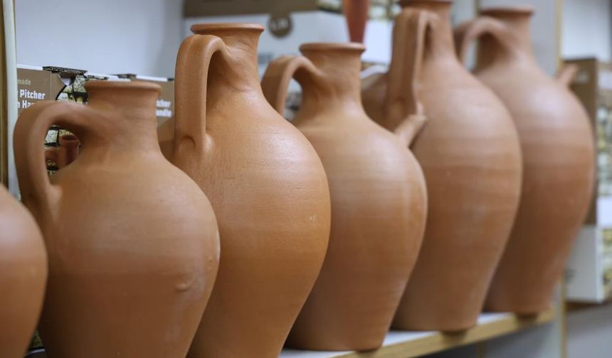 Halkın plastik ve teflon gibi tartışmalı maddelerle yapılan eşyalardan kaçışı, kadim bir yönteme olan ilgili arttırdı. İnsanoğlunun mağara döneminde bile binlerce yıl kullandığı pişmiş topraktan yapılan çömlekler yeniden gözde hale geldi.