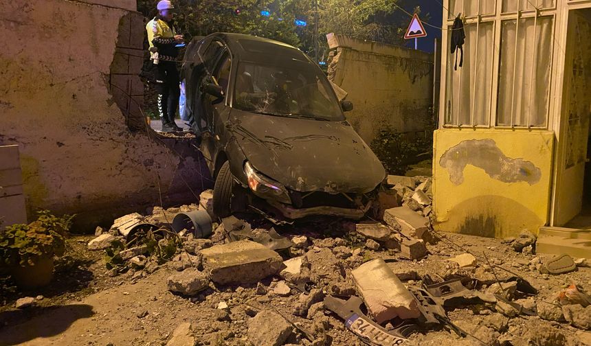 Üsküdar’da otomobil evin bahçesine uçtu, sürücü kaçtı