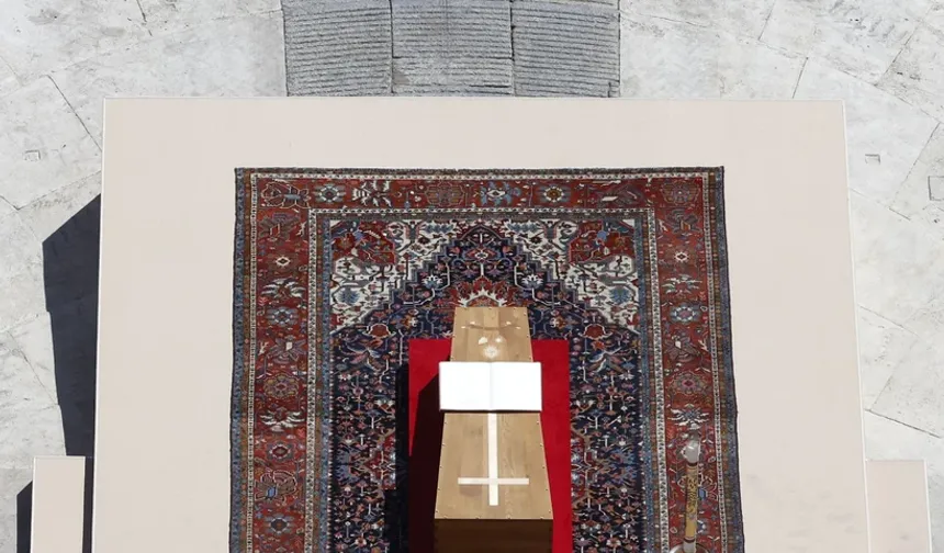 Vatikan, 14. yüzyıldan bu yana dini törenlerde özellikle Türk, İran ve genel olarak İslam coğrafyasına ait halıları “kutsal alan”ı simgelemek için kullanıyor.