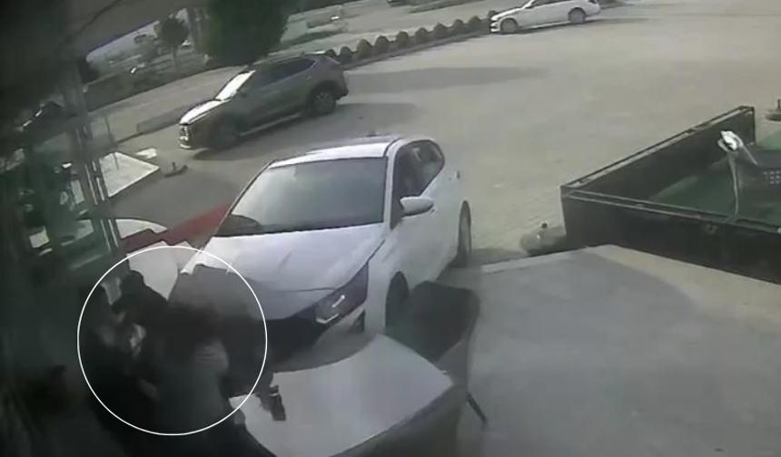 Direksiyon hakimiyetini kaybeden sürücü dehşet saçtı: 2 yaralı!