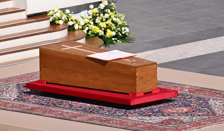 Papa Francis’in 26 Nisan’daki cenaze töreninde, tabutunun konduğu zemin olarak İran’ın kuzeybatısından gelen geleneksel bir Heriz halısı, Vatikan’ın 600 yıllık geleneğini gözler önüne serdi.