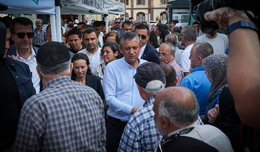 Özel, Manisa'da Ferdi Zeyrek için Hatuniye Camii’nde düzenlen mevlit programına katıldı