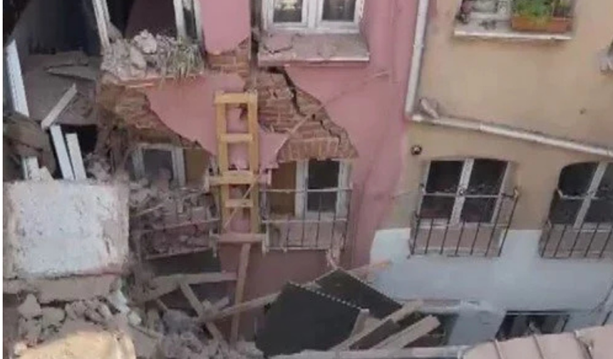 İstanbul'da 3 katlı binanın balkonu çöktü! Yandaki binalar da tahliye edildi