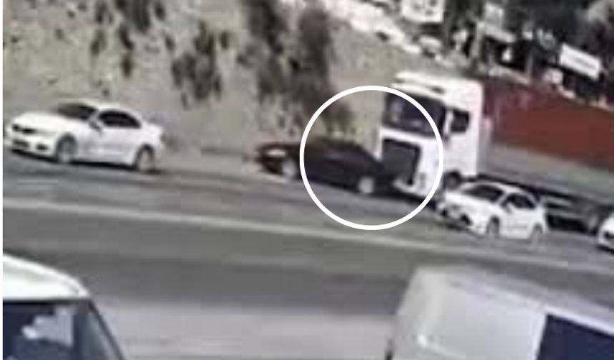 TIR, önüne kattığı otomobili sürükleyip duvara sıkıştırdı!