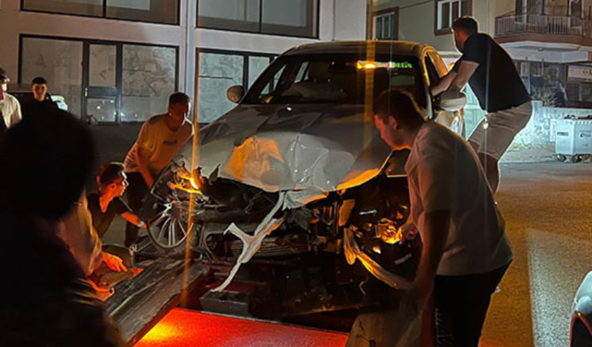 Drift yaparken 2 araca birden çarptı!