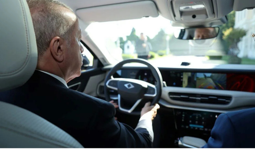 Cumhurbaşkanı Erdoğan Togg’un yeni modeli T10F’yi test etti