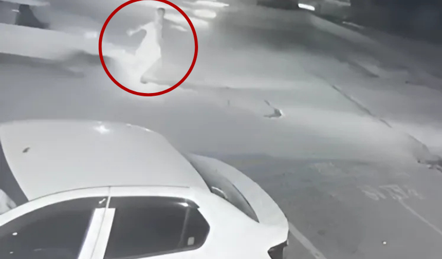 Otomobilin çarptığı adam metrelerce yükseğe fırladı!