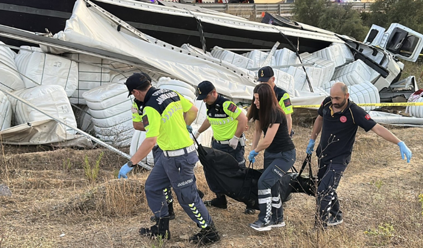 Kontrolden çıkan TIR araziye devrildi: 2 ölü