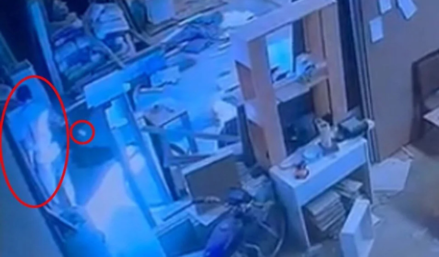 Antalya'da Mobilya Atölyesini Yakan Kundakçı Kamerada!