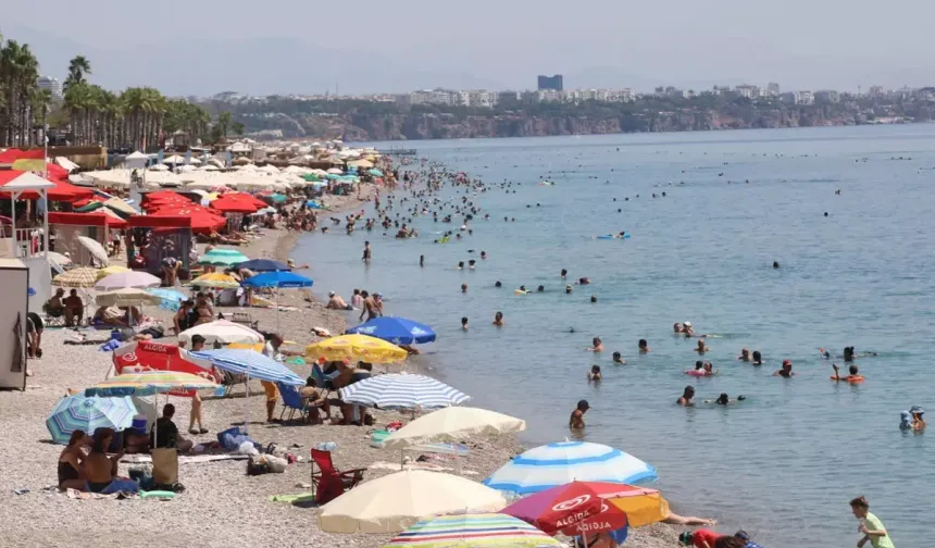 Antalya’da Kavurucu Rekor! Deniz Suyu İstanbul’un Havasından Daha Sıcak