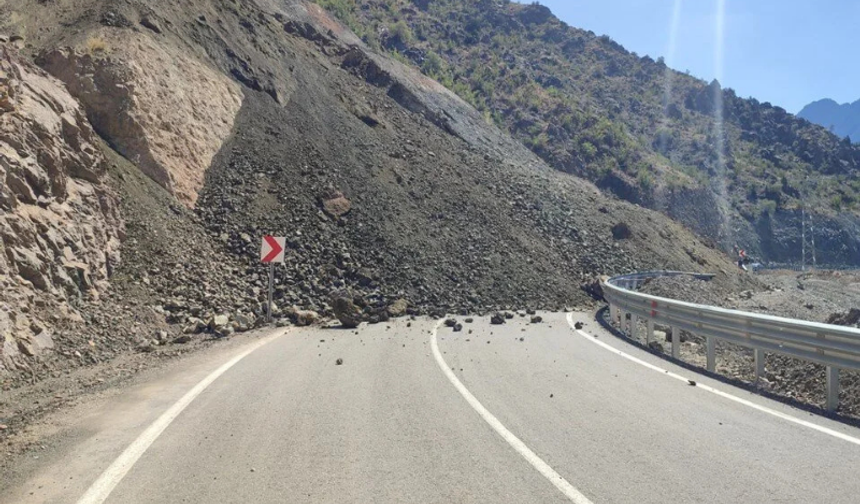 Artvin'de Yolu Kapatan Heyelan Anı Kamerada!