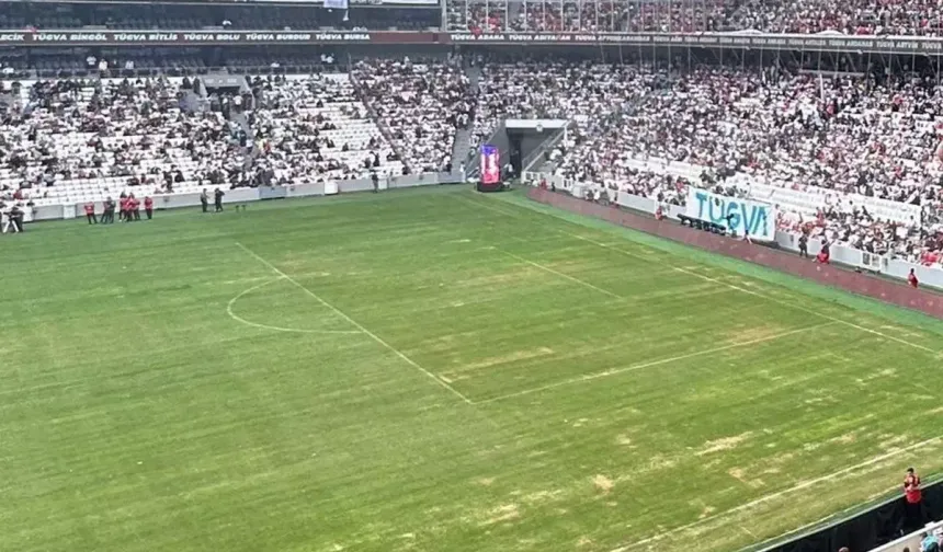2.2 milyon euroluk çim çöktü! Beşiktaş taraftarı bu görüntüyle çılgına döndü