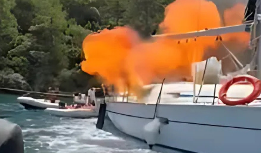 Muğla’da Bir Tekne Denizin Ortasında Alevlere Teslim Oldu!