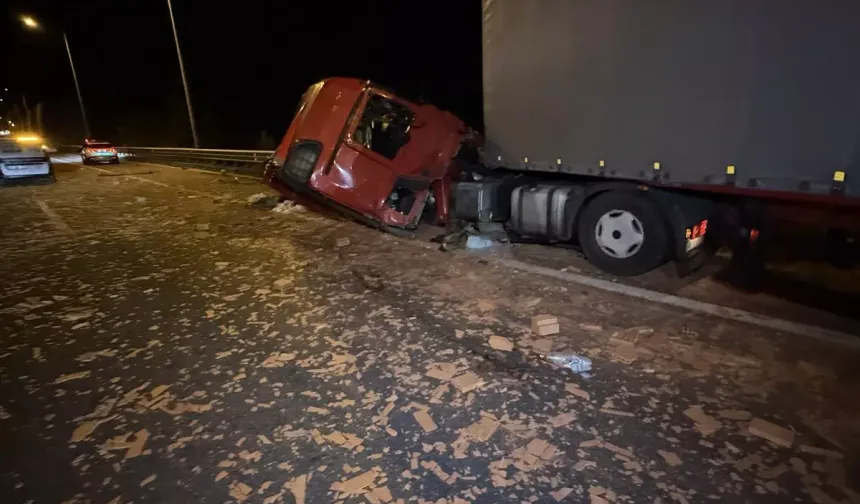 Bolu Dağı'nda Tır Kazası: Tuğlalar Yola Saçıldı, Trafik Felç Oldu