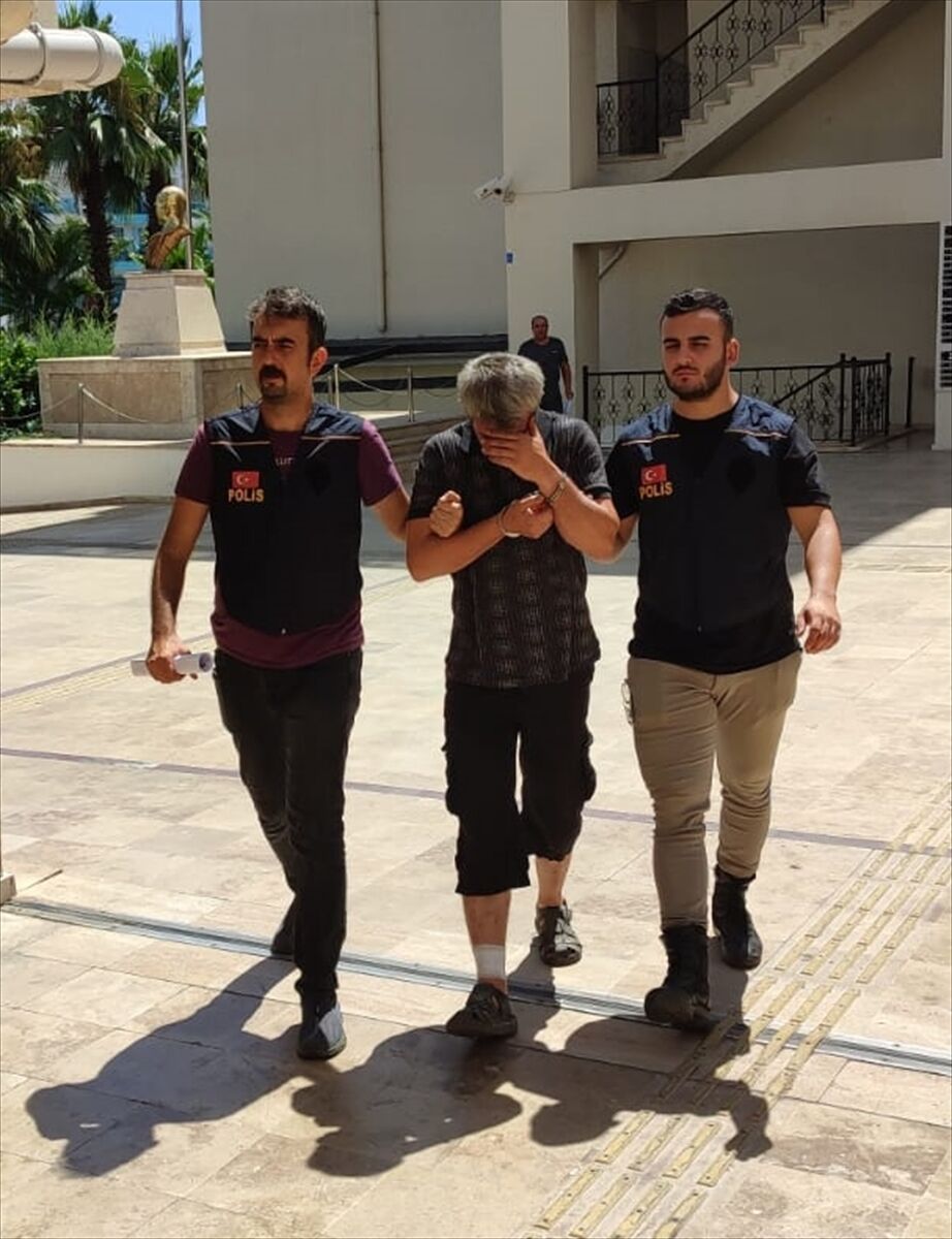 AA-20230901-32052908-32052905-MUGLADA_KAMYONET_KASASINDA_49_DUZENSIZ_GOCMEN_YAKALANDI