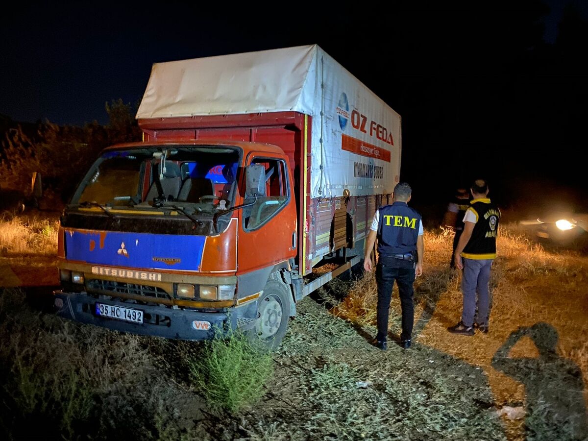 AA-20230901-32052908-32052907-MUGLADA_KAMYONET_KASASINDA_49_DUZENSIZ_GOCMEN_YAKALANDI