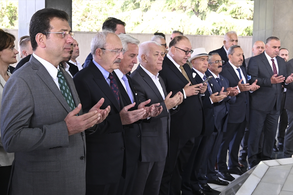 AA-20230917-32169825-32169818-CHP_GENEL_BASKANI_KILICDAROGLU_MENDERES_VE_OZALIN_ANIT_MEZARLARINI_ZIYARET_ETTI