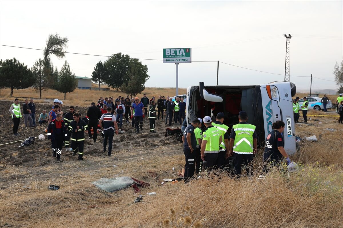 AA-20230930-32276636-32276635-AMASYADA_YOLCU_OTOBUSU_DEVRILDI