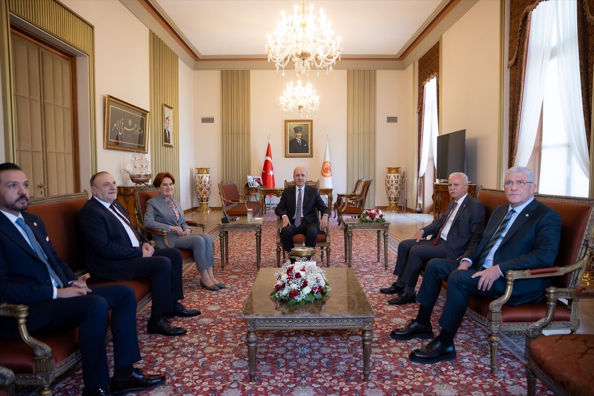 AA-20231004-32308518-32308516-TBMM_BASKANI_KURTULMUS_IYI_PARTI_GENEL_BASKANI_AKSENERI_KABUL_ETTI