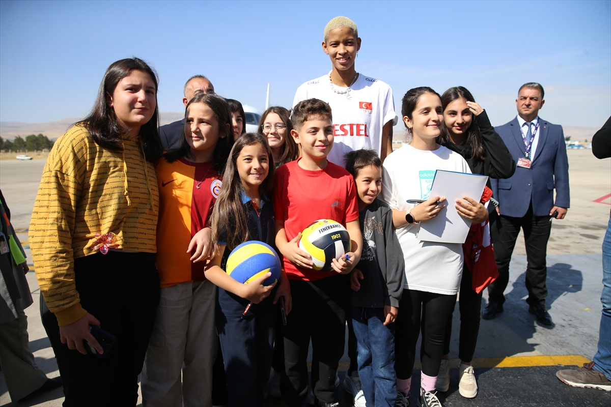 AA-20231010-32360527-32360525-A_MILLI_KADIN_VOLEYBOL_TAKIMI_OYUNCUSU_MELISSA_VARGAS_MALATYADA