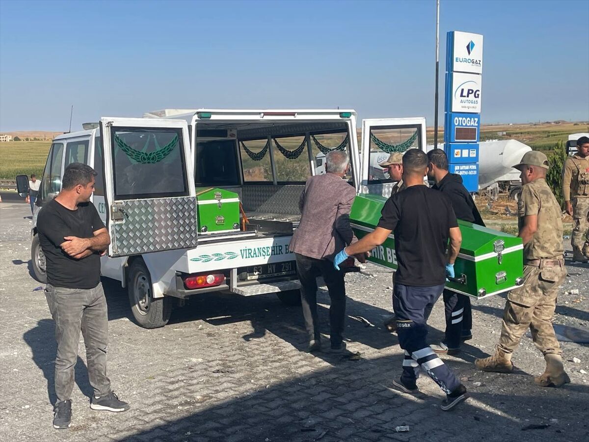 AA-20231013-32387672-32387670-SANLIURFADA_OTOMOBILLE_CARPISAN_OTOBUSUN_DEVRILMESI_SONUCU_2_KISI_OLDU_25_KISI_YARALANDI