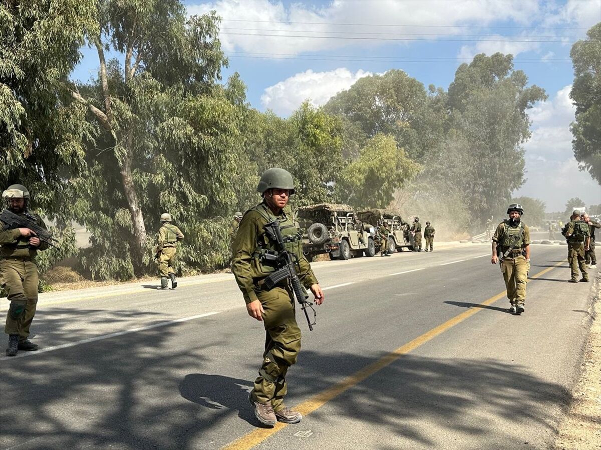 AA-20231013-32389488-32389479-ISRAIL_GAZZE_SINIRINA_TANK_VE_ZIRHLI_ARAC_SEVKIYATINI_ARTIRDI