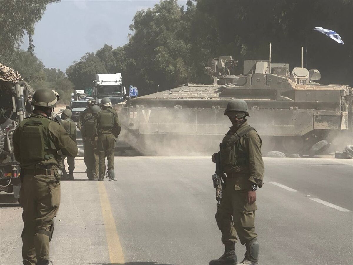 AA-20231013-32389488-32389482-ISRAIL_GAZZE_SINIRINA_TANK_VE_ZIRHLI_ARAC_SEVKIYATINI_ARTIRDI