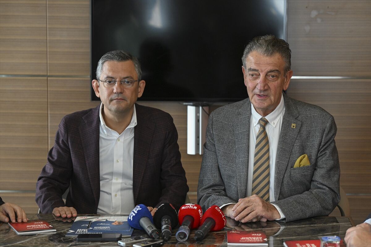 AA-20231025-32515259-32515256-CHP_GENEL_BASKANLIGINA_ADAYLIGINI_ACIKLAYAN_OZEL_ADD_HEYETI_ZIYARETINDE_KONUSTU