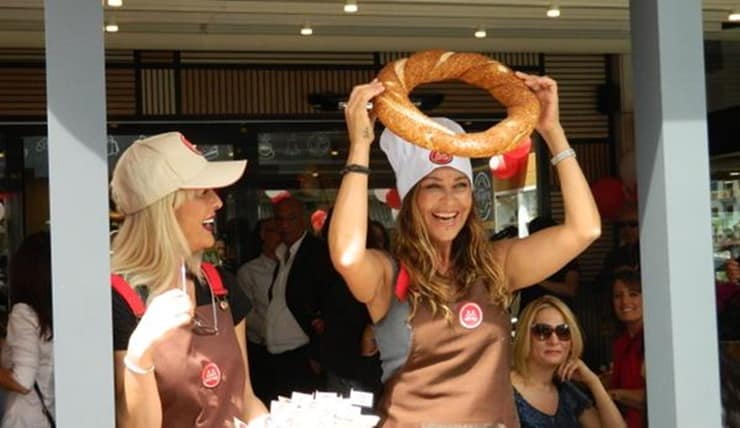 Hülya Avşar ekonomik kriz sorusuna "gerekirse simit yiyerek atlatacağız" yanıtını vermişti