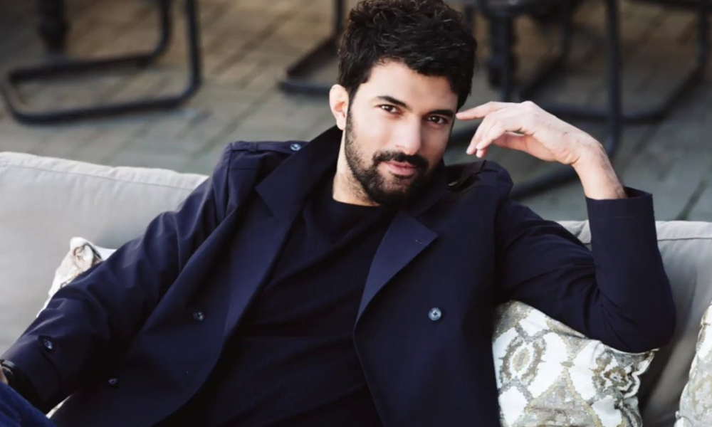 Engin Akyürek kıyafetiyle dikkatleri üzerine çekti