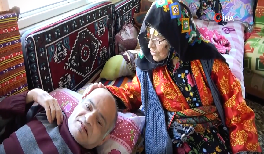 93 yaşındaki Gülsüm annenin fedakarlığı