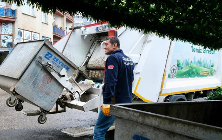Giresun belediye başkanı çöpçü oldu