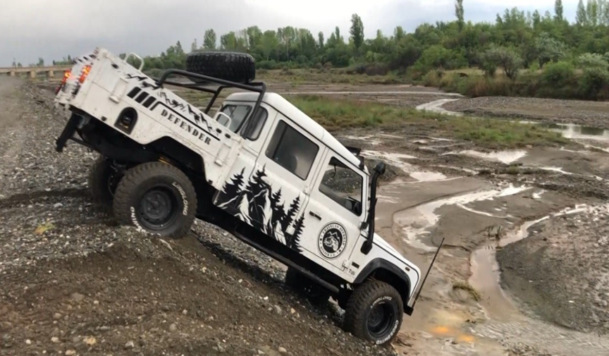 Erzincan’da bol çamurlu derede off road