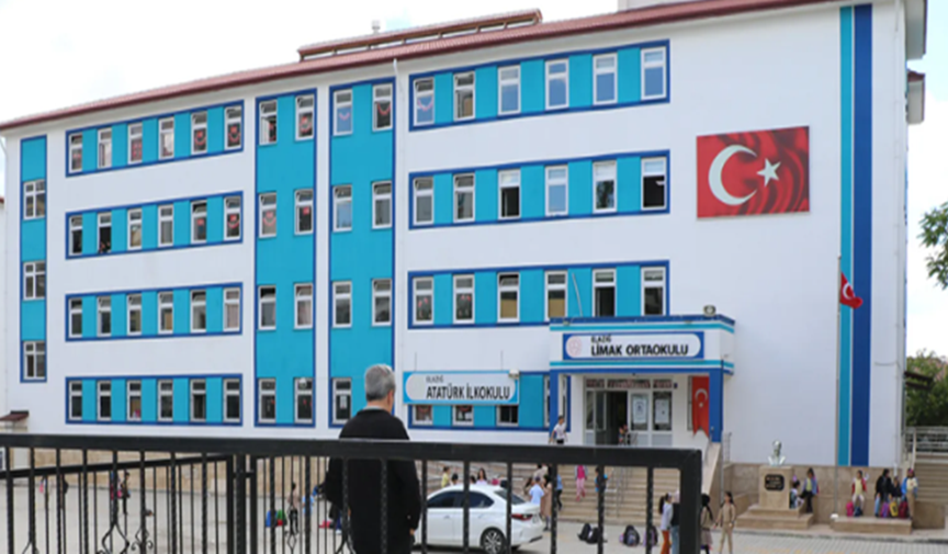 Kopya çeken öğrenci,öğretmenini bıçakladı