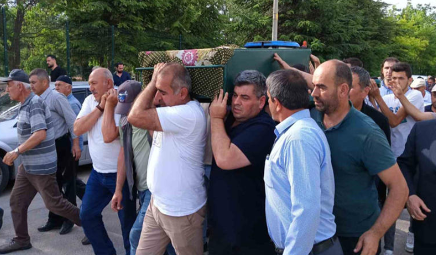 Reklam panosu altında ezilerek ölen kadın son yolculuğuna uğurlandı