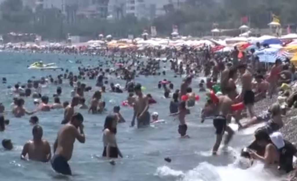 Antalya'da rekor sıcak yüzünden sahiller doldu taştı